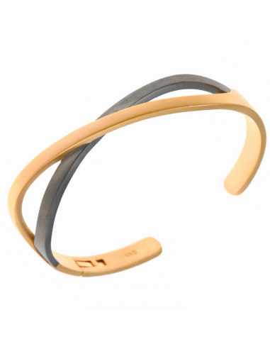 Brazalete bicolor de plata con diseño entrelazado, símbolo de unión y compromiso.