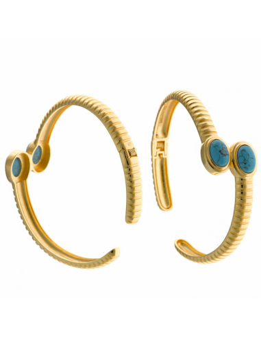 Brazalete de plata chapada en oro con turquesas, una joya con personalidad para ocasiones especiales.